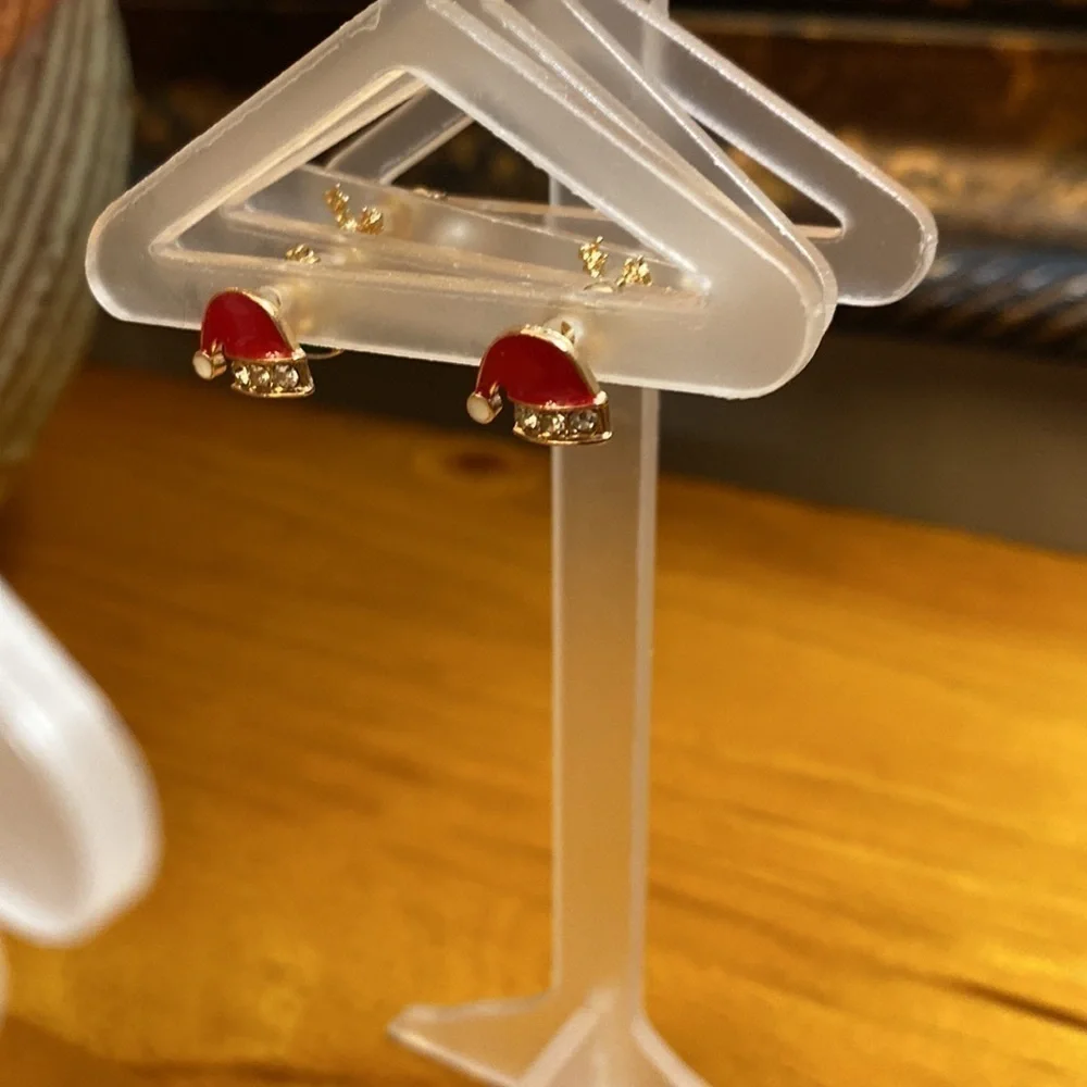 Earring Stand with 8 Pairs of Christmas Earrings NWOT…Great Gift